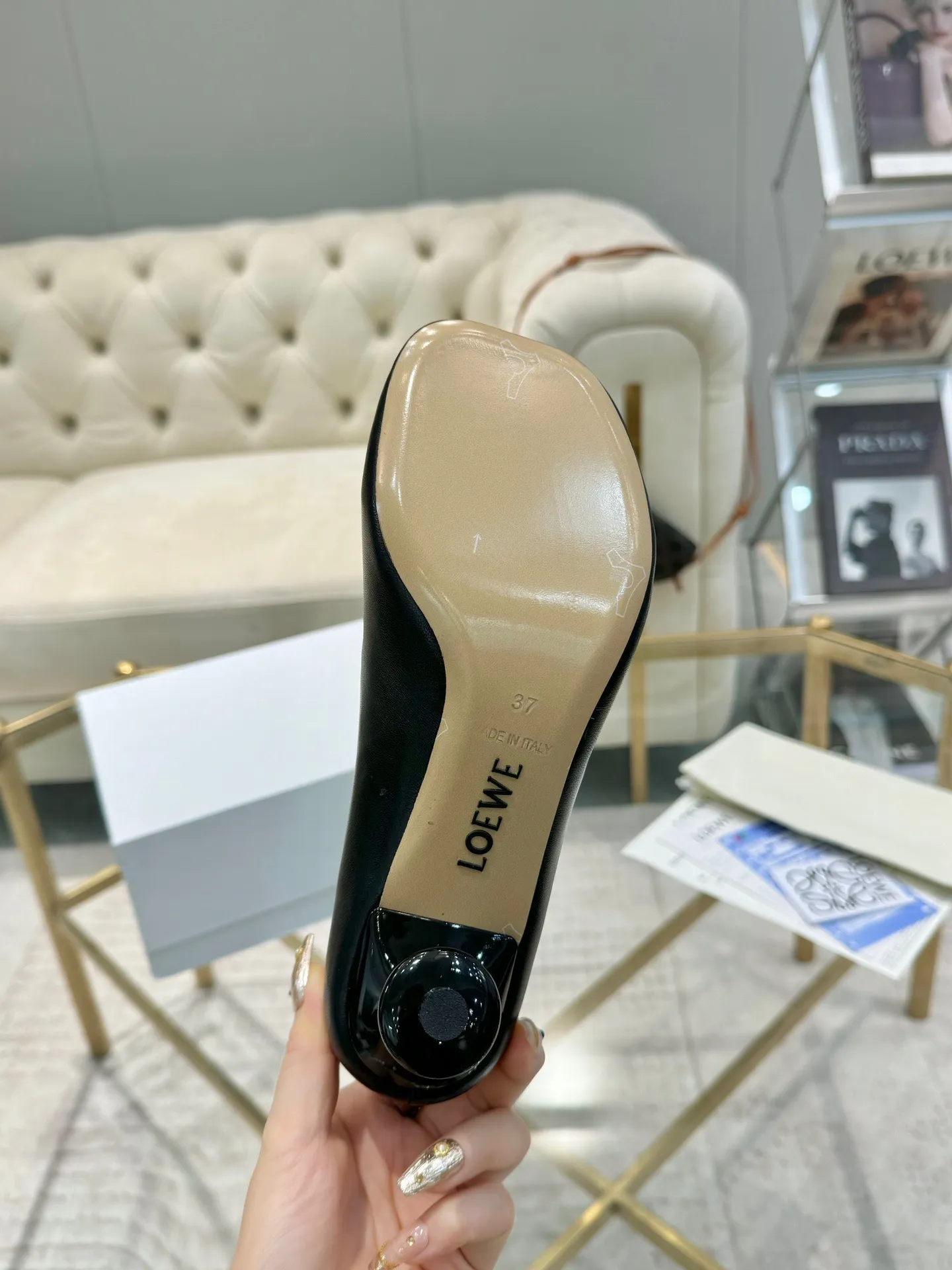 👟👟Ex-factory price 640👟👟 LOEWE‼ ️ New arrival‼ ️Imported genuine leather sole Loewe 2024/aw early spring latest catwalk color diamond series catwalk style 😘😘😘 Upper: imported super soft sheepskin lining: imported water-dyed sheepskin Outsole: original molded injection molded leather outsole Heel: original molded 1:1 Heel height: 5.5cm Size: 35-39 (40/41/42/43 custom-made, non-refundable)